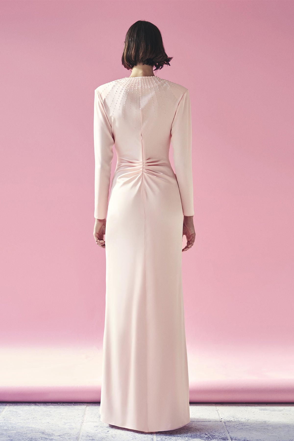 Pink gathered satin maxi dress with V-neckline and slit